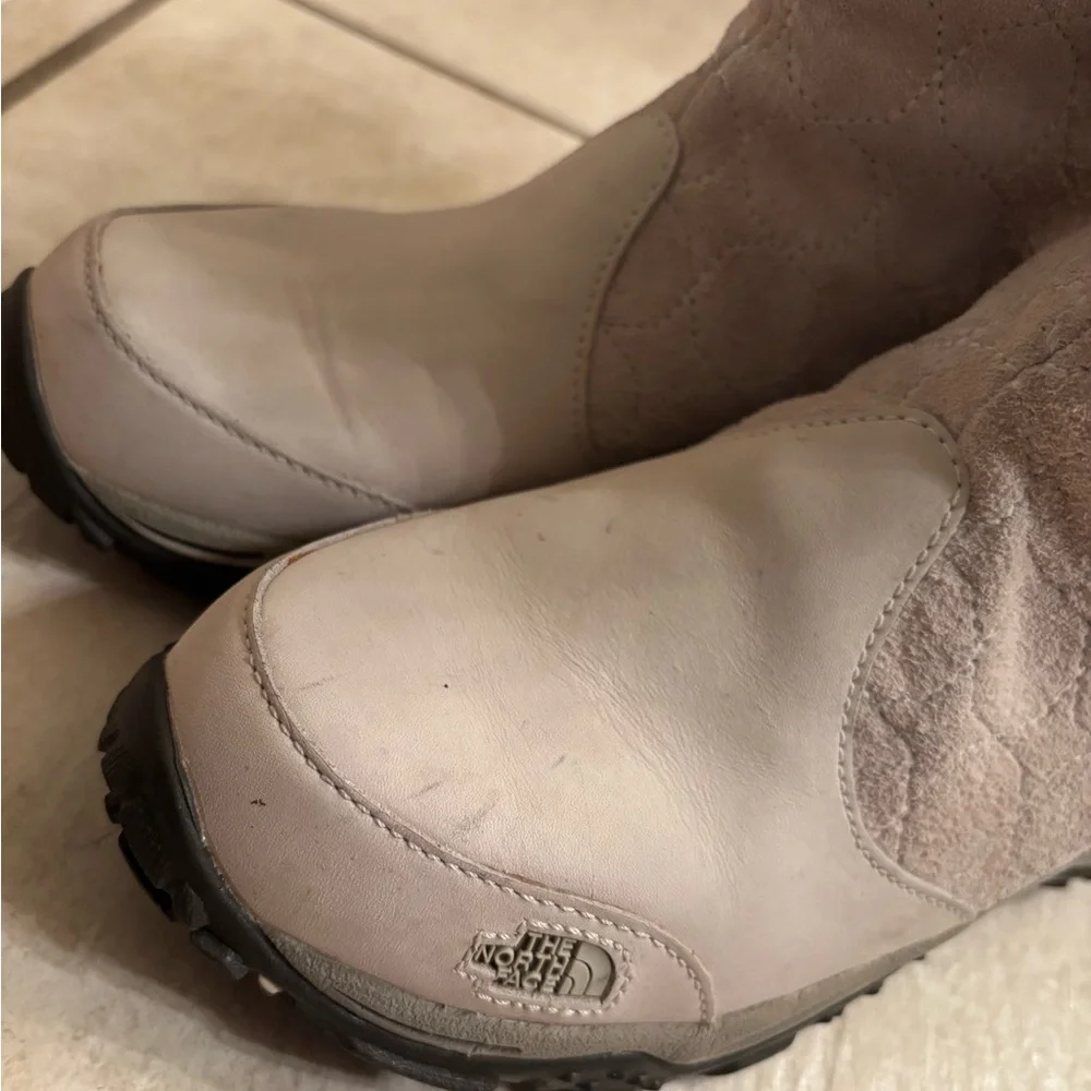 The North Face boots 200 gram primaloft insulation women’s size 6